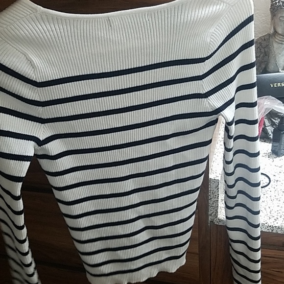 Long-sleeved and Ribbed Sweater Top - Picture 4 of 4